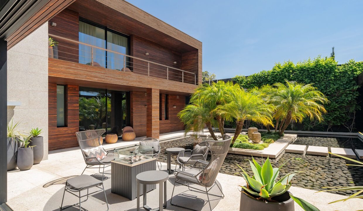 Exterior 5